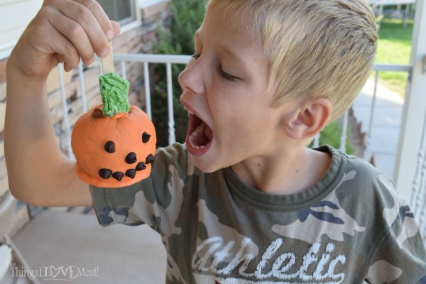 Halloween Pumpkin Caramel Apples | TheThingsILoveMost.com