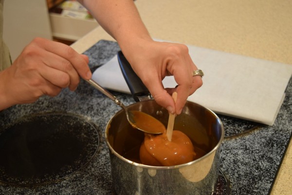 Halloween Pumpkin Caramel Apples | TheThingsILoveMost.com