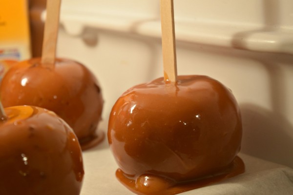 Halloween Pumpkin Caramel Apples | TheThingsILoveMost.com