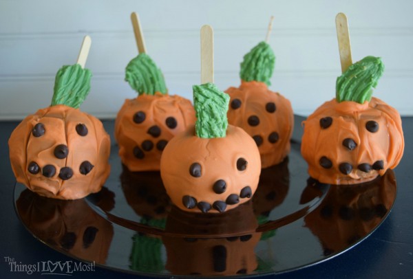 Halloween Pumpkin Caramel Apples | TheThingsILoveMost.com