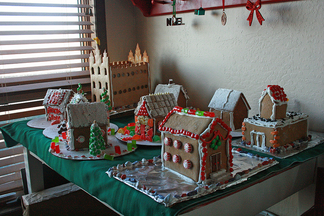 Christmas Traditions: Gingerbread Houses – Guest Post from Chocolate on my Cranium